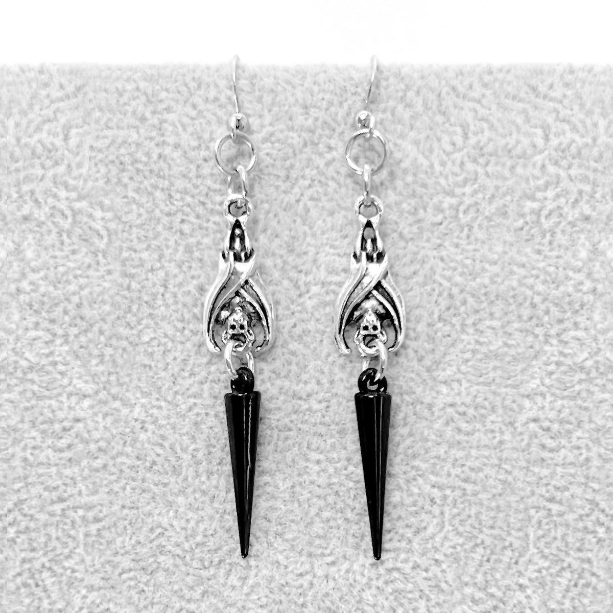 Silberne Fledermaus-Ohrringe mit schwarzen Spikes