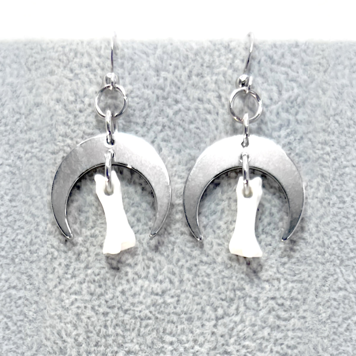 Kleine Ohrringe aus Sterlingsilber mit Mond- und Knochenmotiv