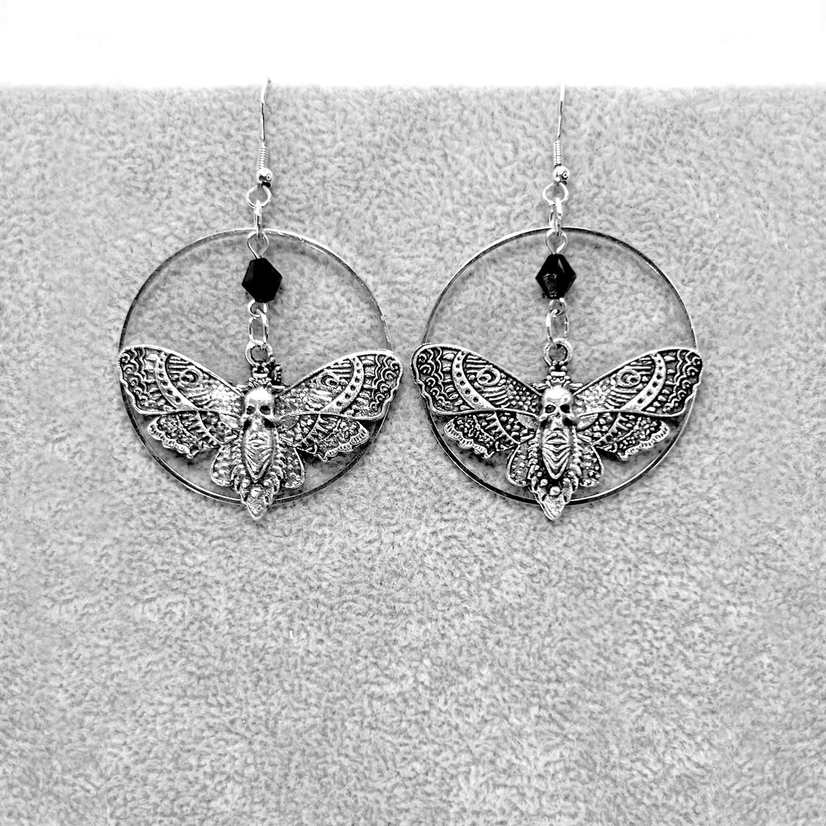 Ohrringe mit Silber-Totenkopfschwärmer und schwarzen Perlen