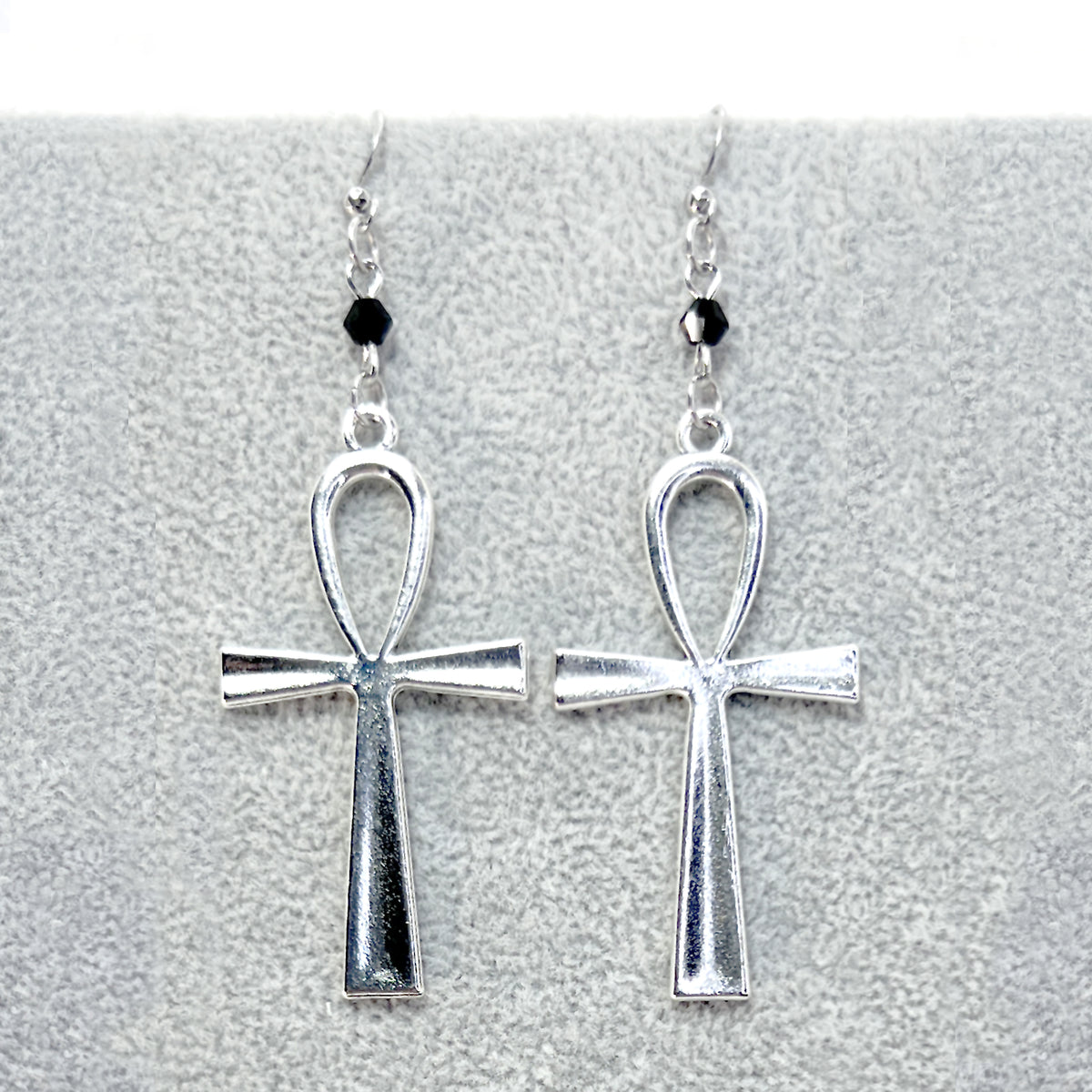 Große silberne Ankh- und schwarze Perlenohrringe