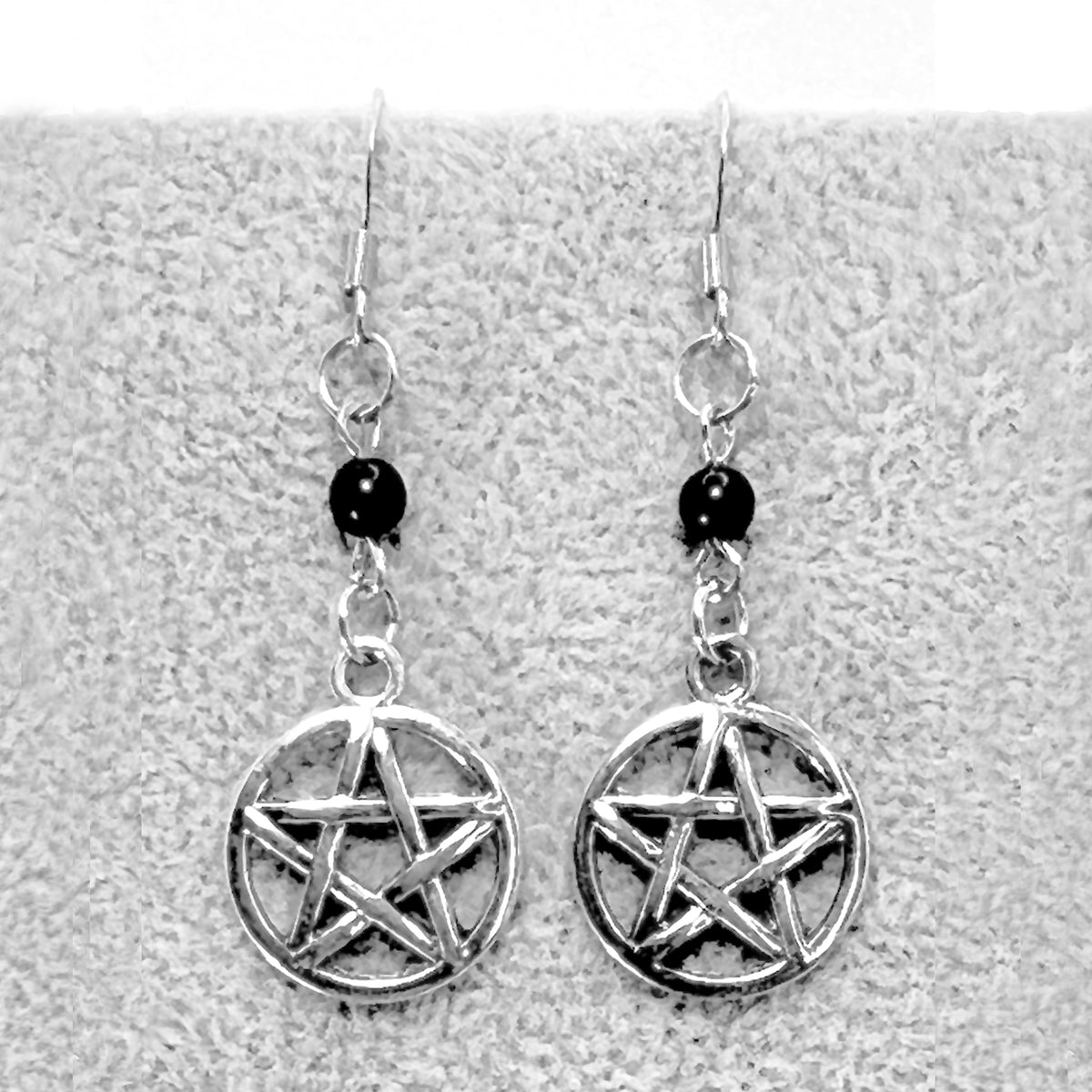 Silberne Pentagramm- und Schwarzperlenohrringe