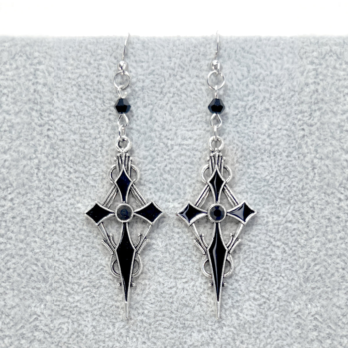 Ohrringe mit silber-schwarz spitzem Gotik-Kreuz und Perlen