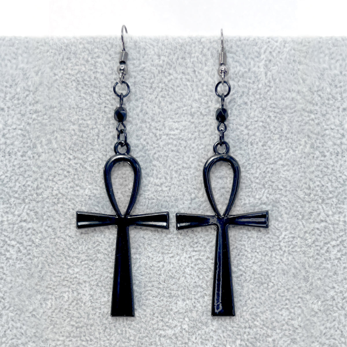 Große schwarze Ankh- und schwarze Perlenohrringe