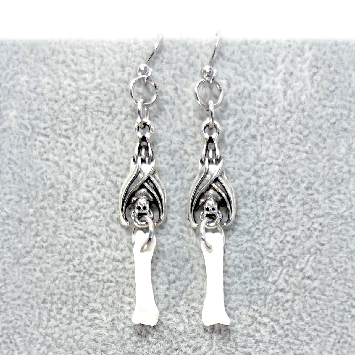 Ohrringe mit Fledermaus und Knochen aus Silber