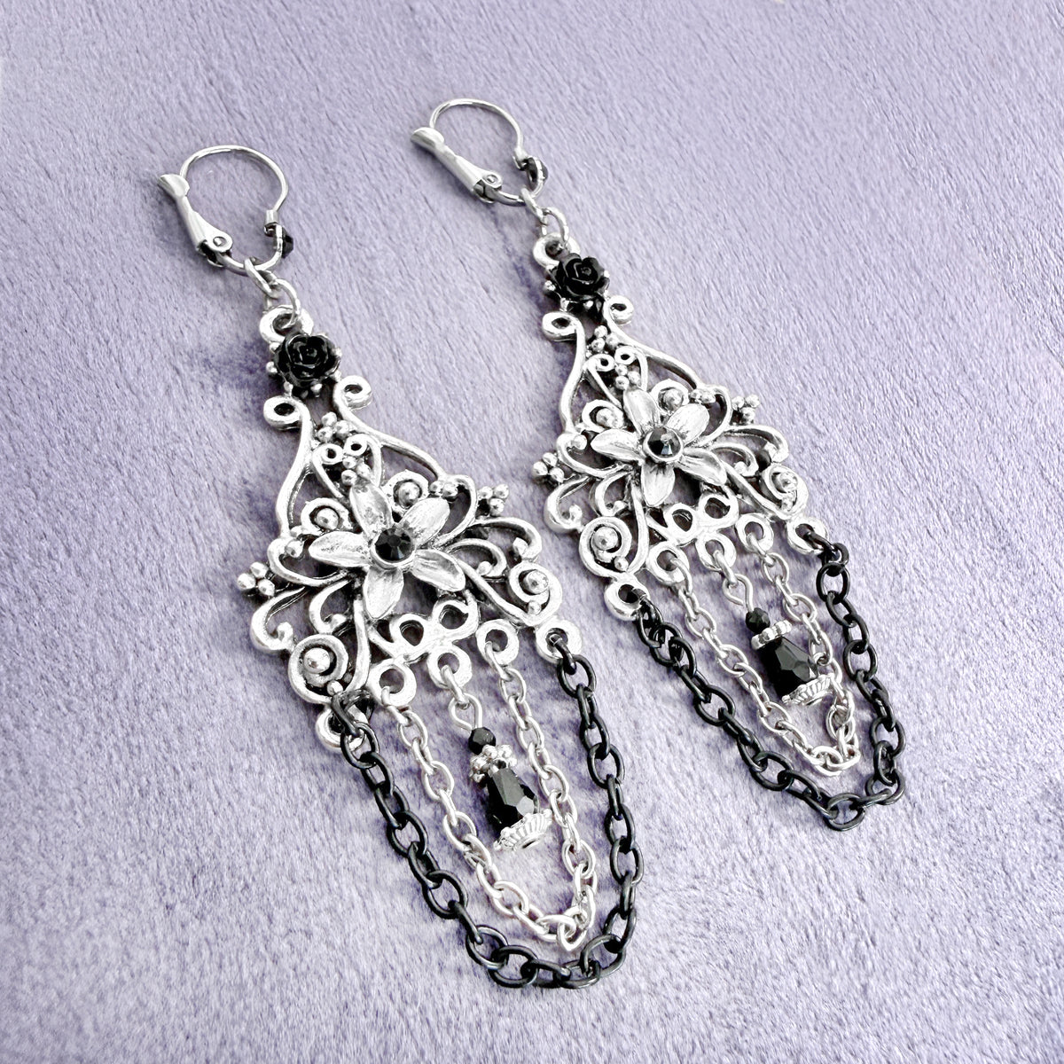 Silber- und Schwarzketten-Kronleuchter-Ohrringe
