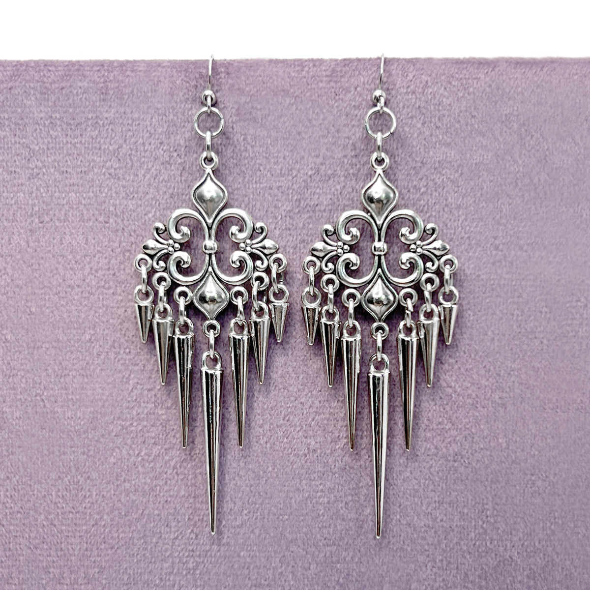 Ohrringe mit Blütenornament und Spikes